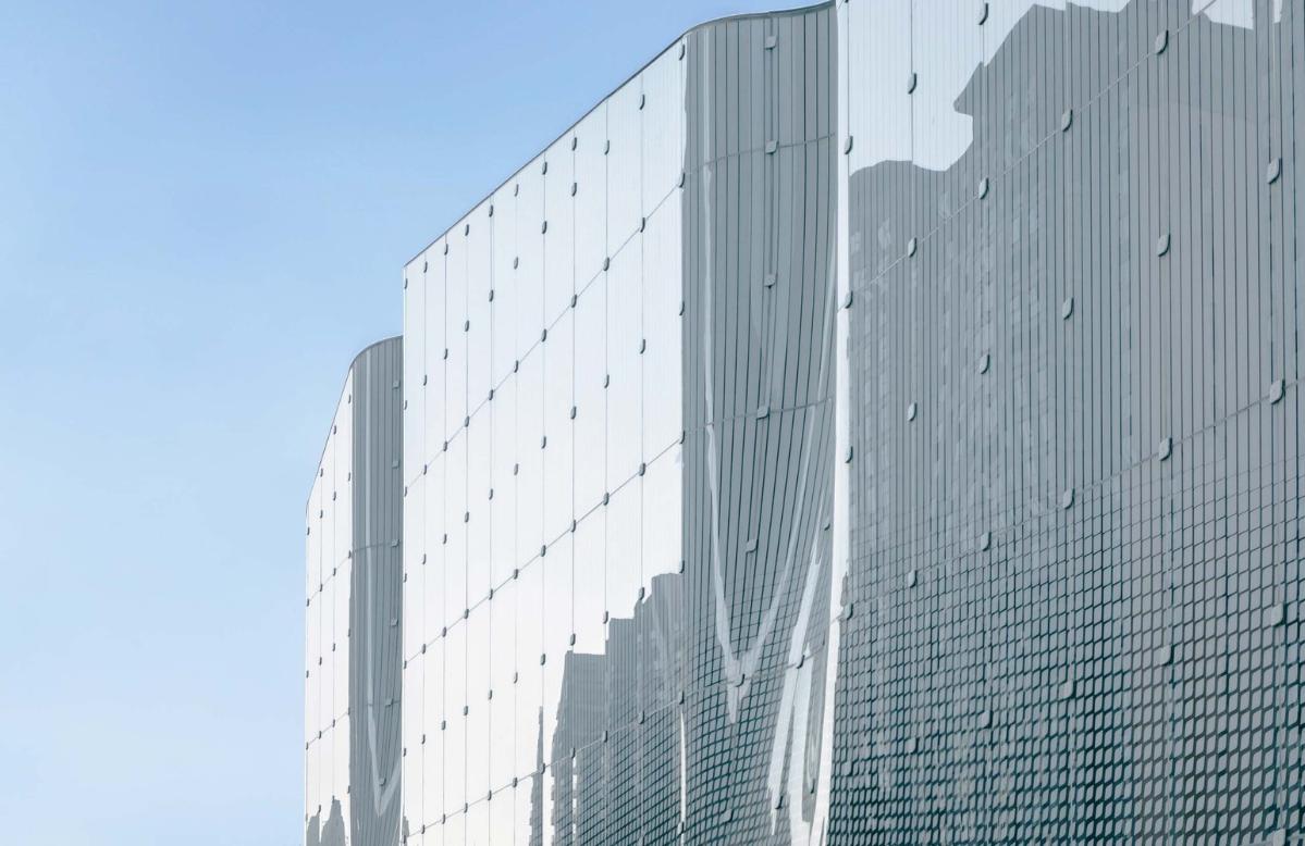 幕墻上的菱形圖案遠看呈現出鱗片的質感，_The_diamond_patterns_on_the_curtain_wall_are_an_Imitation_of_butterfly_wing_scales_?張全.jpg